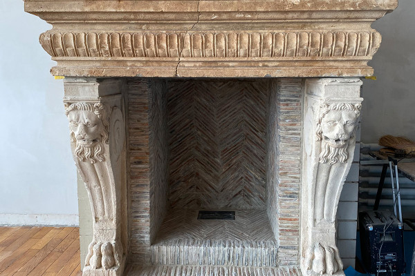 Restaurierung einer antiken Feuerstelle aus Avignon