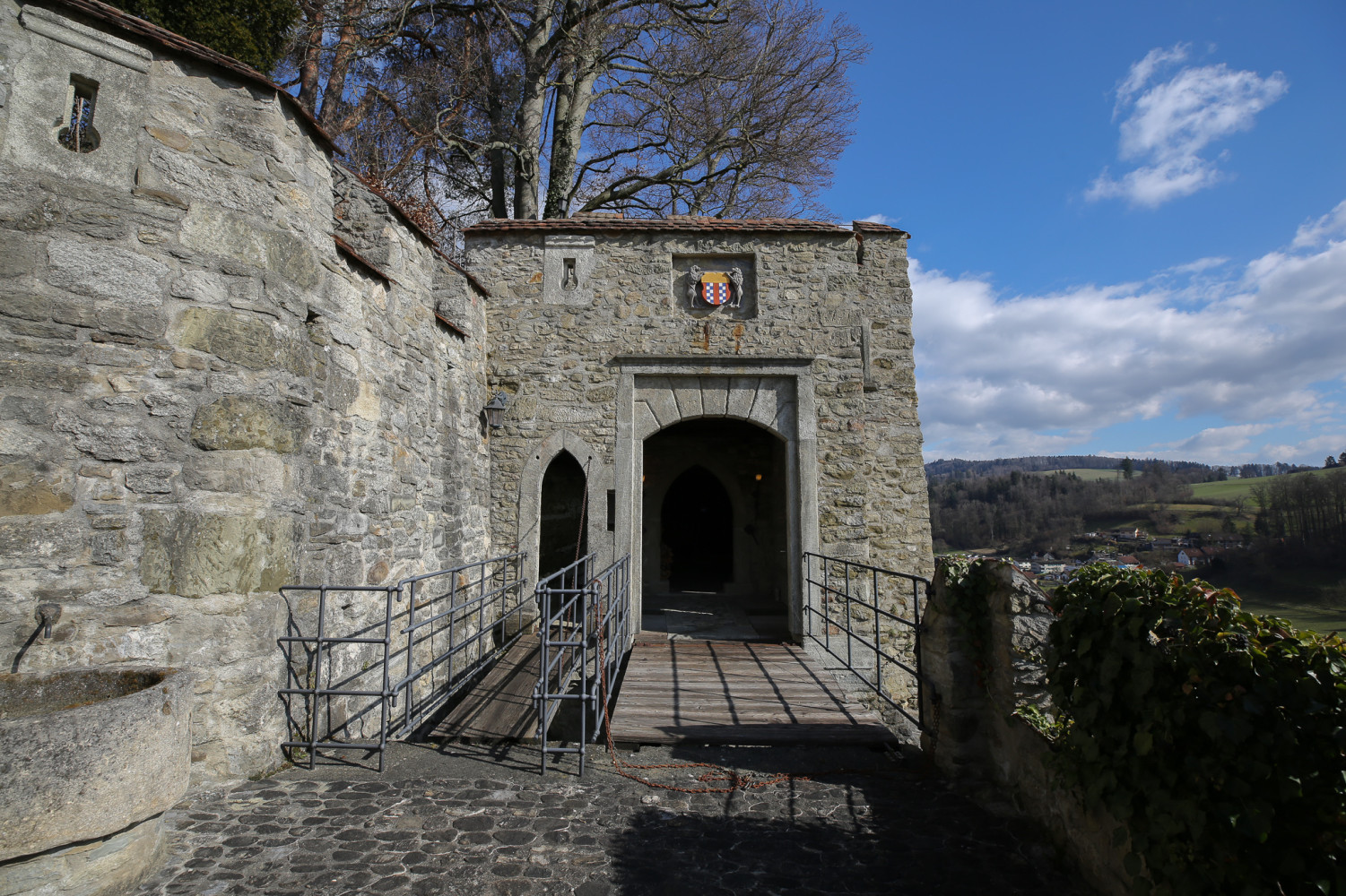 Steinarbeiten Allianzwappen, Schiessscharten und Portal - Kanton Aargau