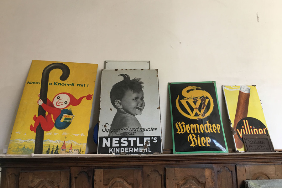 Diverse alte Emailschilder