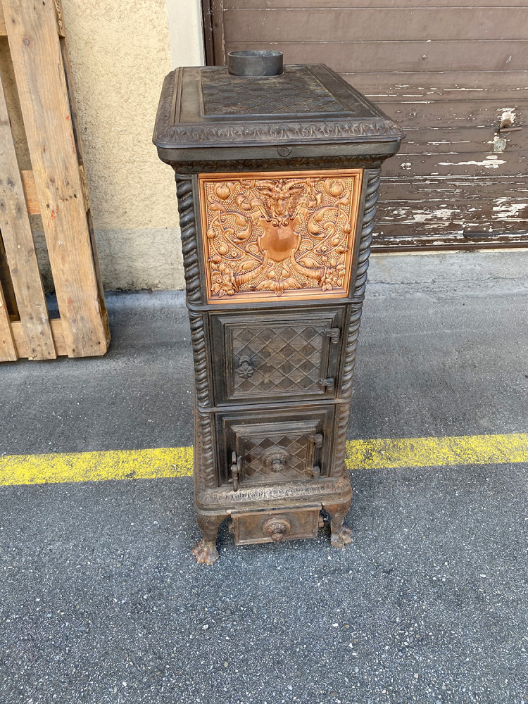 Stehofen mit Steinbock-Motiv - Lucelle Gestell