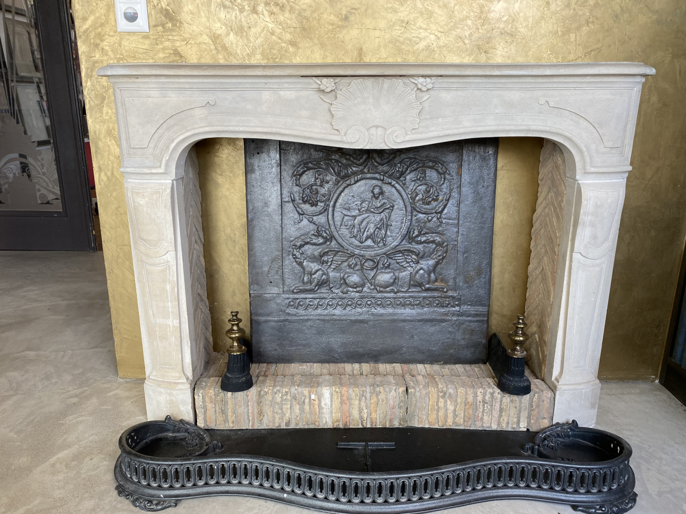  - Antike Kaminumrandungen / Cheminée